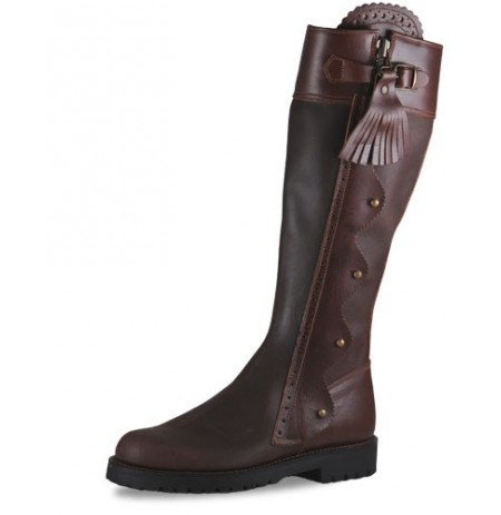 Elegant brown leather hunting boots