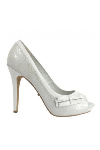 Elegant and classic off-white leather heels Elegant and classic off-white leather heels