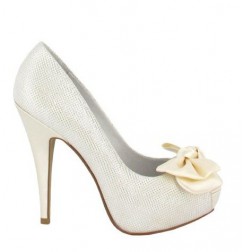 Trendy bride shoes with satin knot