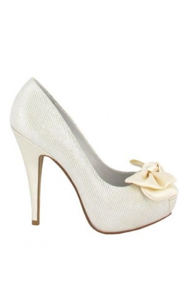 Trendy bride shoes with satin knot